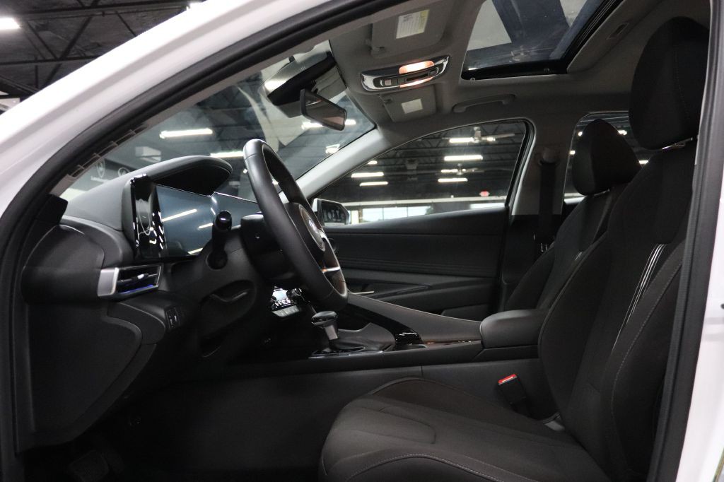 2025 Hyundai Elantra Image 11