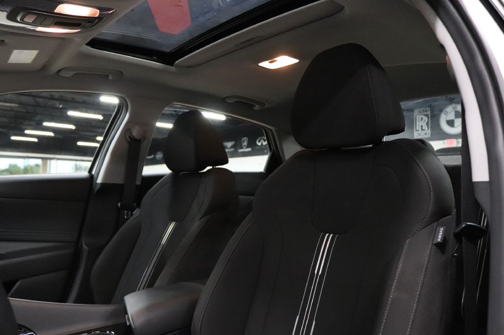 2025 Hyundai Elantra Image 12