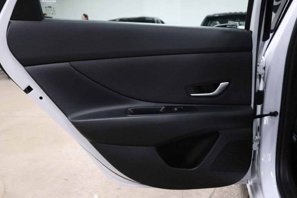 2025 Hyundai Elantra Image 14