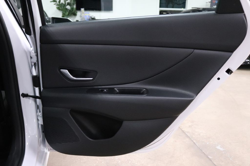 2025 Hyundai Elantra Image 18