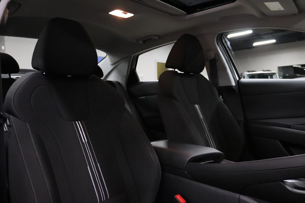 2025 Hyundai Elantra Image 24