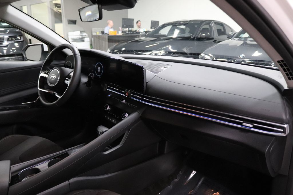 2025 Hyundai Elantra Image 25
