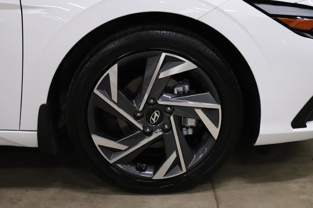 2025 Hyundai Elantra Image 40