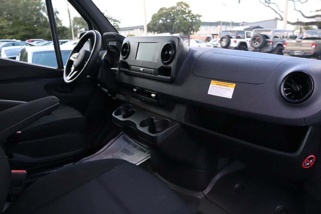 2024 Mercedes-Benz Sprinter Image 32