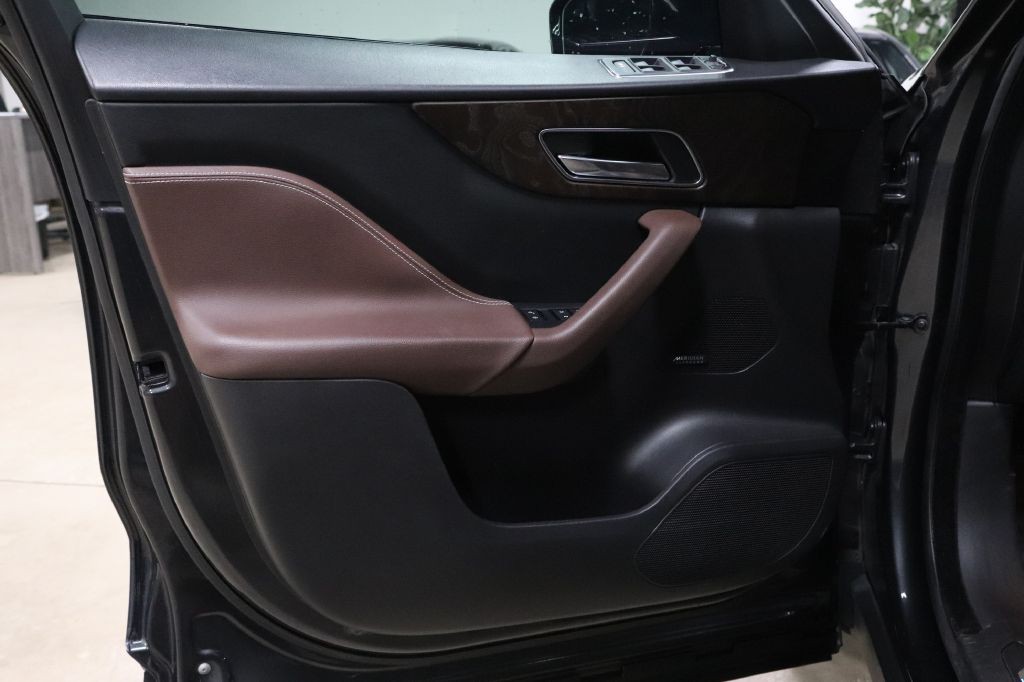 2017 Jaguar F-PACE Image 10