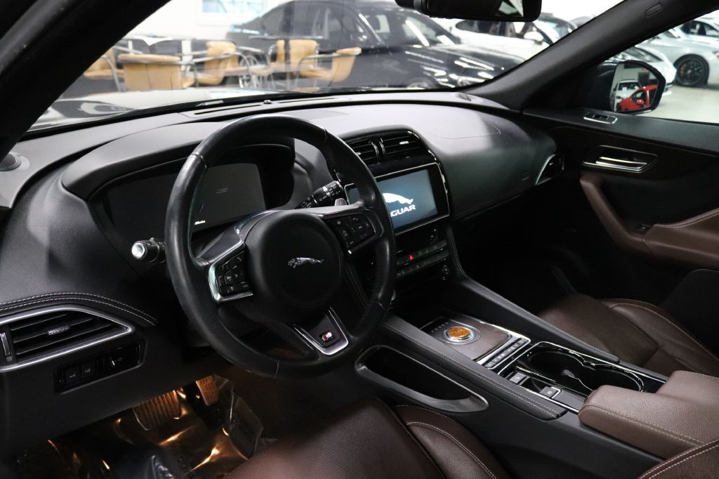 2017 Jaguar F-PACE Image 13