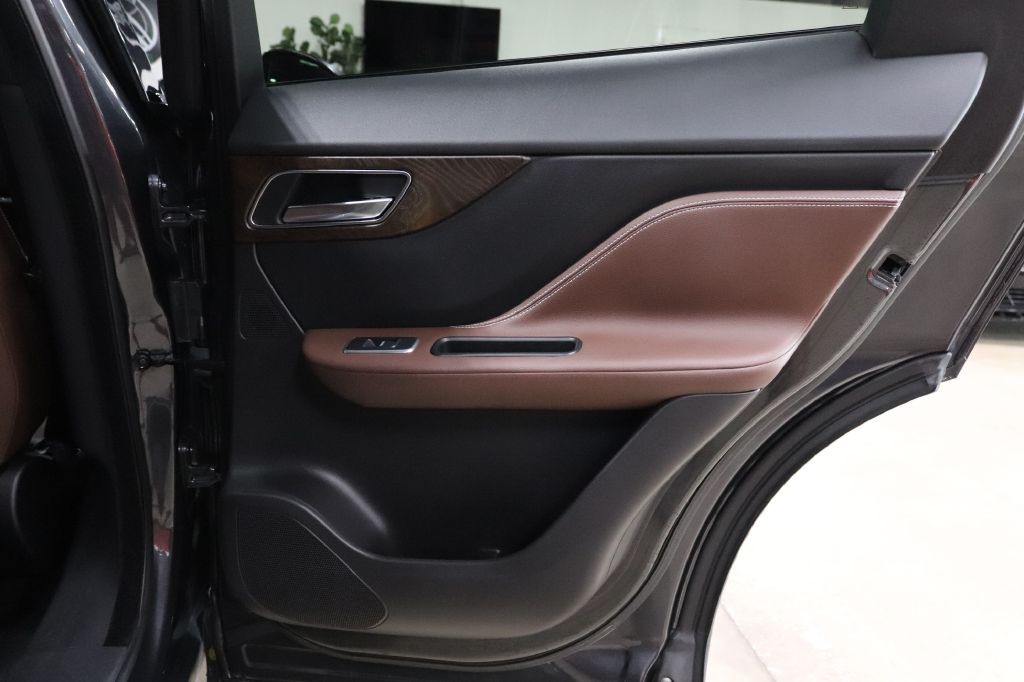 2017 Jaguar F-PACE Image 18