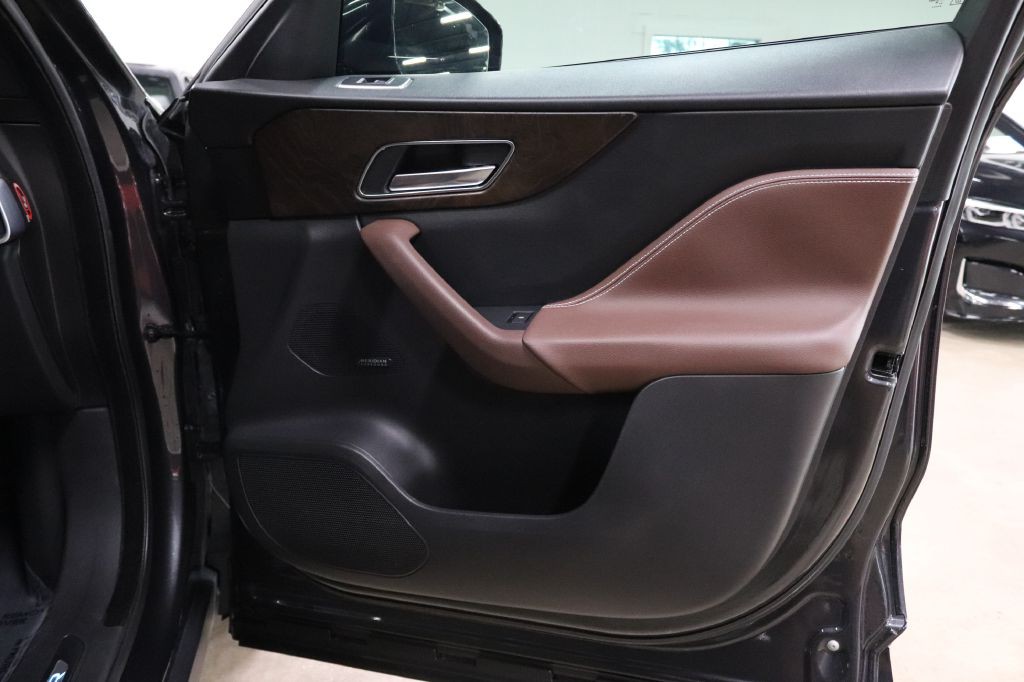 2017 Jaguar F-PACE Image 22