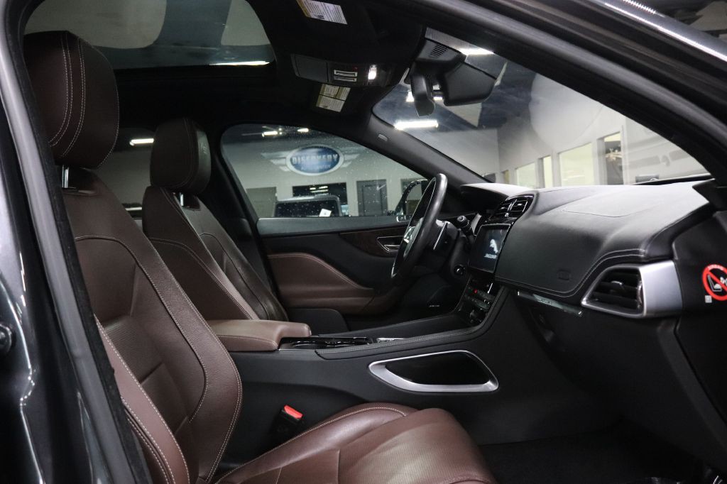 2017 Jaguar F-PACE Image 23