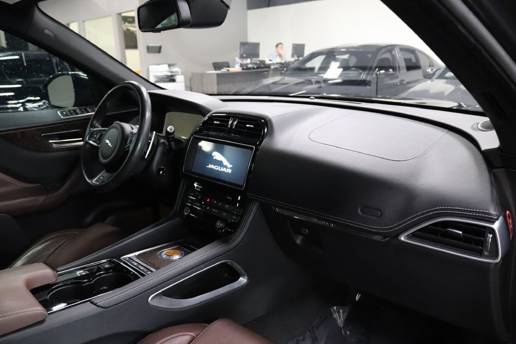 2017 Jaguar F-PACE Image 25