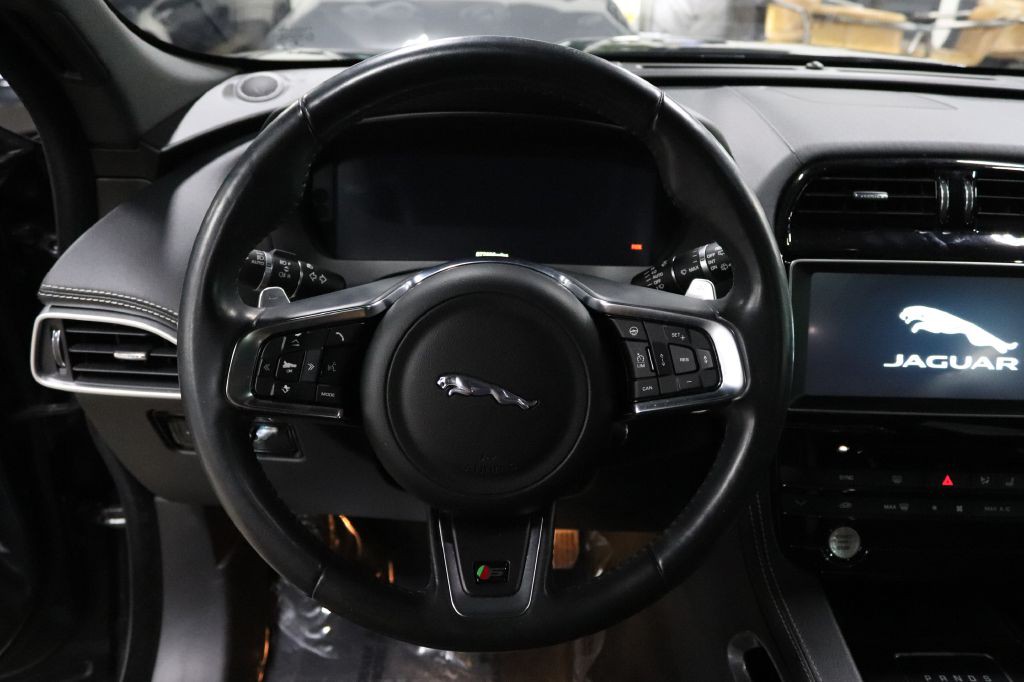 2017 Jaguar F-PACE Image 27