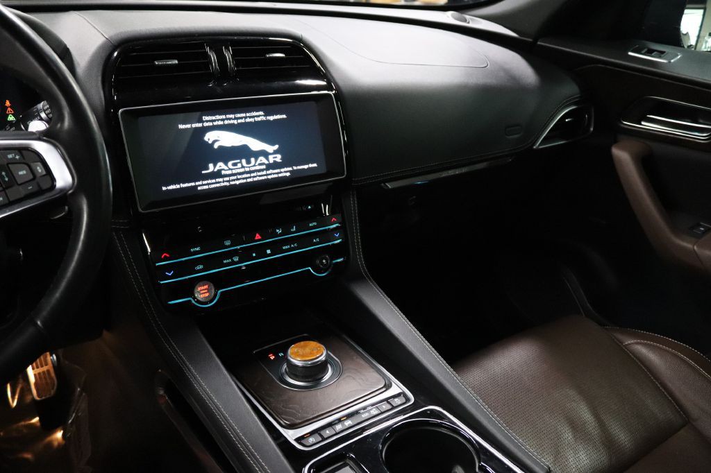 2017 Jaguar F-PACE Image 30