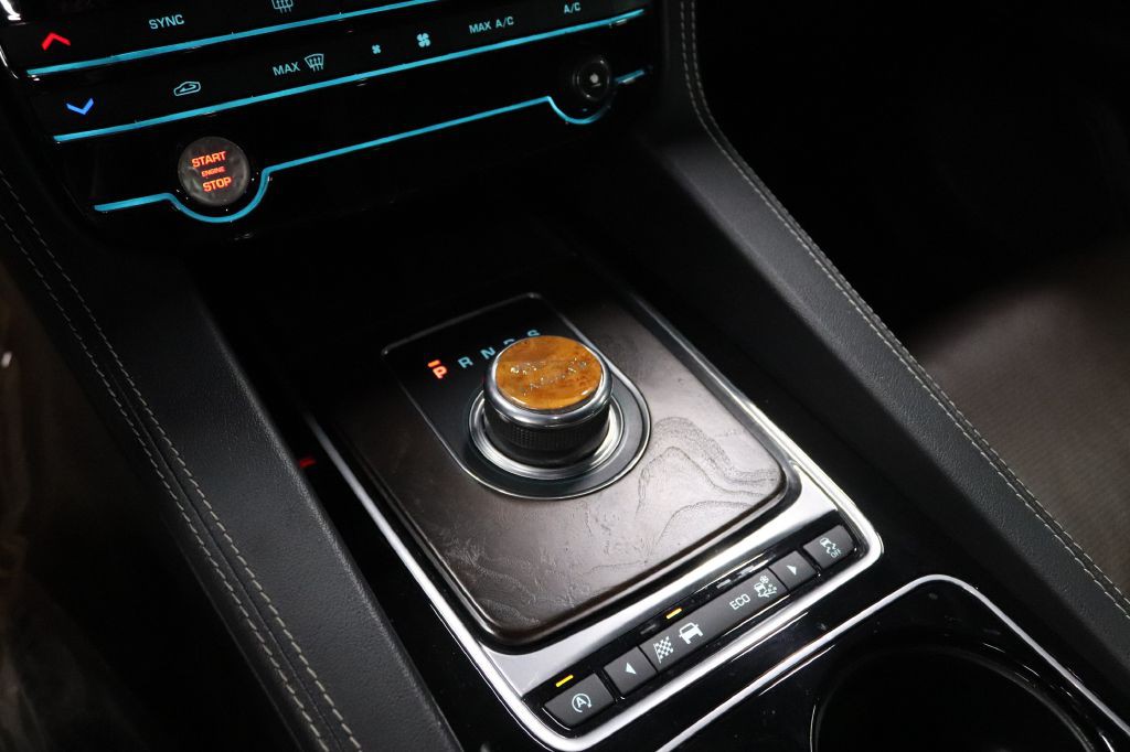 2017 Jaguar F-PACE Image 31