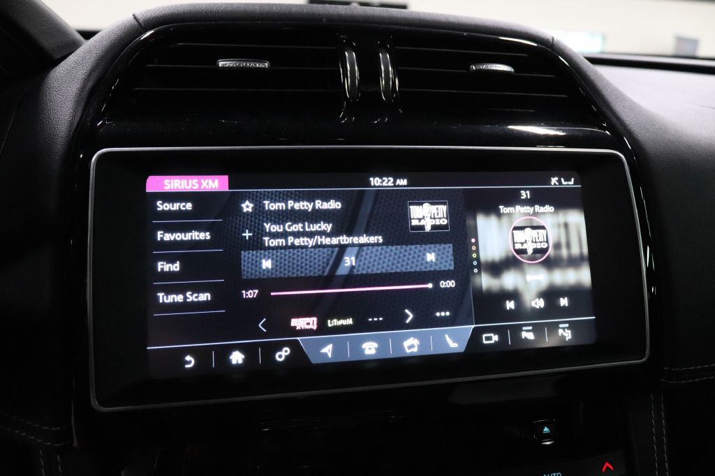 2017 Jaguar F-PACE Image 33