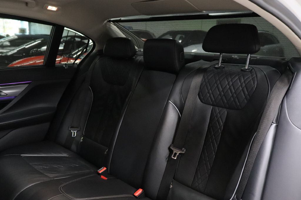 2020 BMW 7 Series Image 16