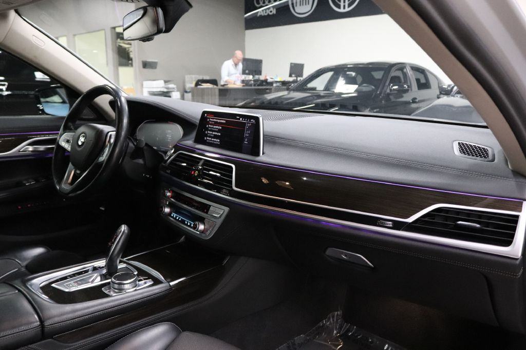 2020 BMW 7 Series Image 25