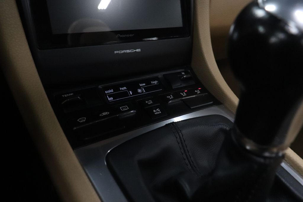 2014 Porsche Boxster Image 25