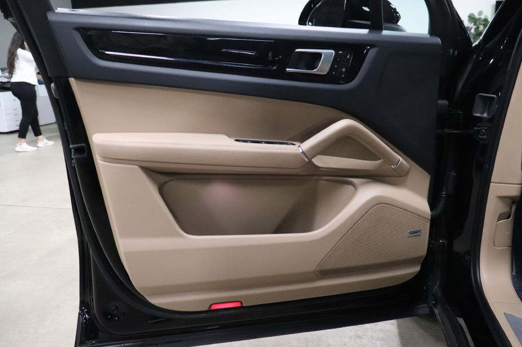 2022 Porsche Cayenne Image 9