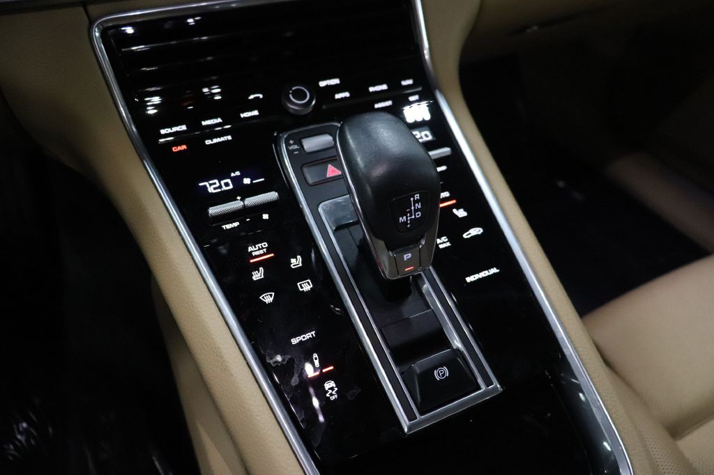 2020 Porsche Panamera Image 33