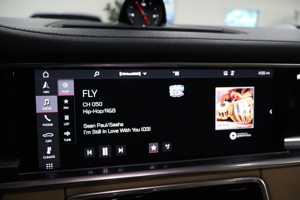 2020 Porsche Panamera Image 35