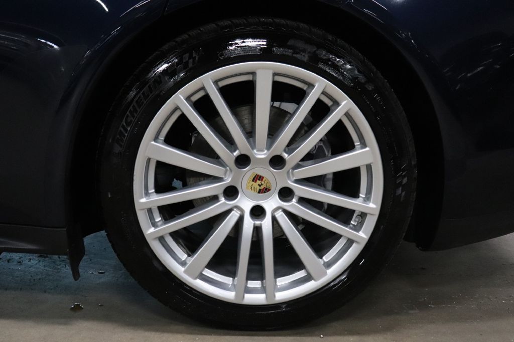 2020 Porsche Panamera Image 40