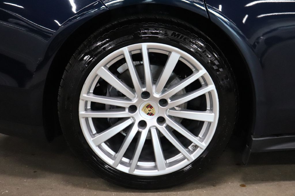 2020 Porsche Panamera Image 41
