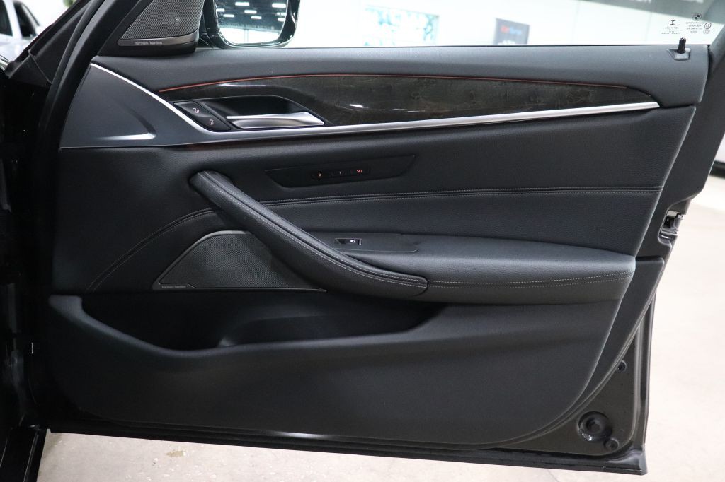 2017 BMW 5 Series Image 25