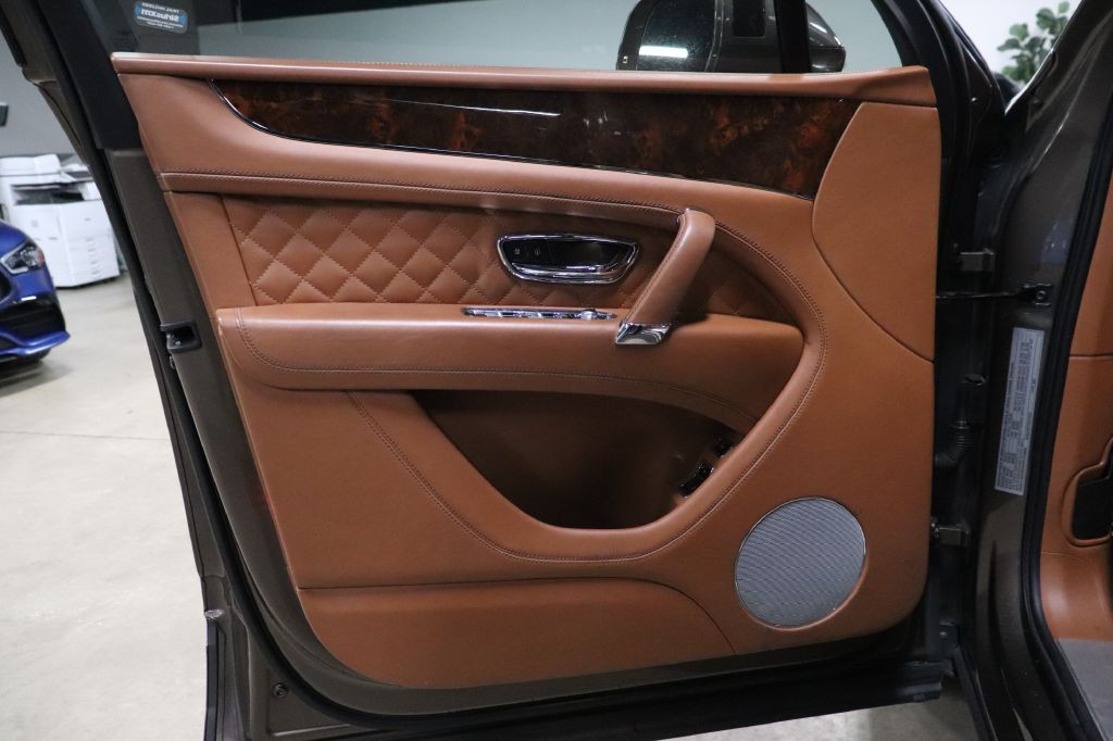 2017 Bentley Bentayga Image 9