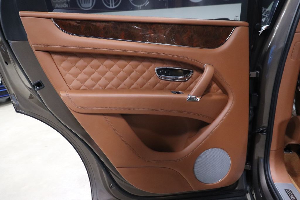 2017 Bentley Bentayga Image 19