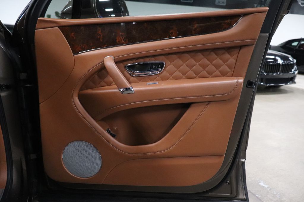 2017 Bentley Bentayga Image 24