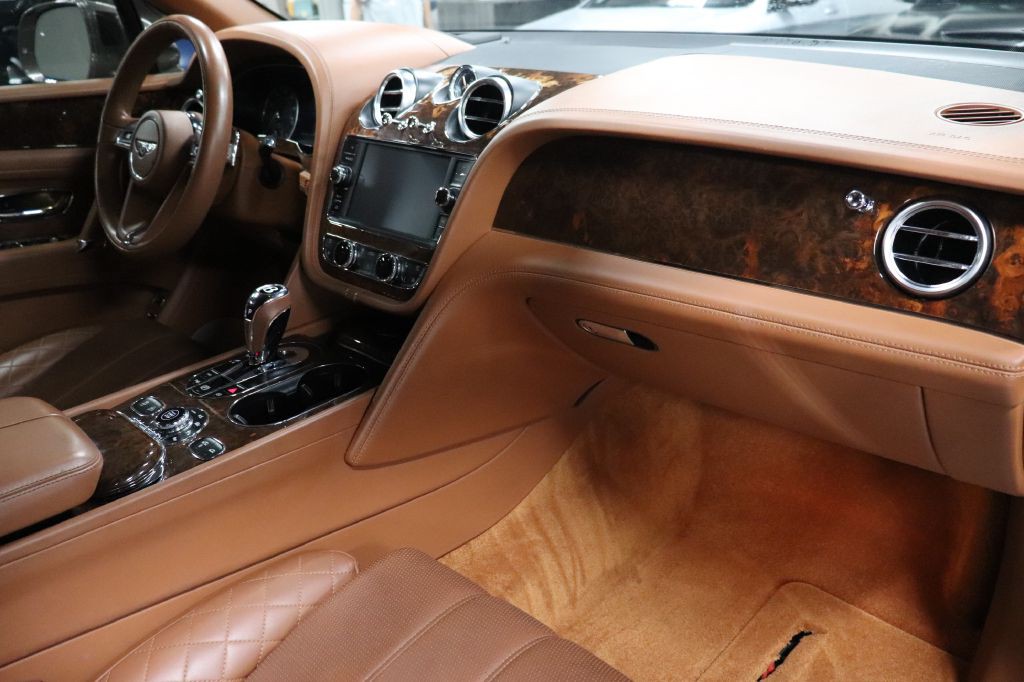 2017 Bentley Bentayga Image 25