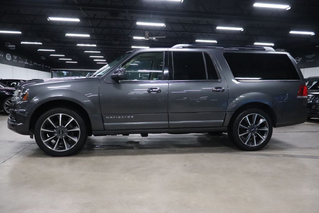 2017 Lincoln Navigator Image 2