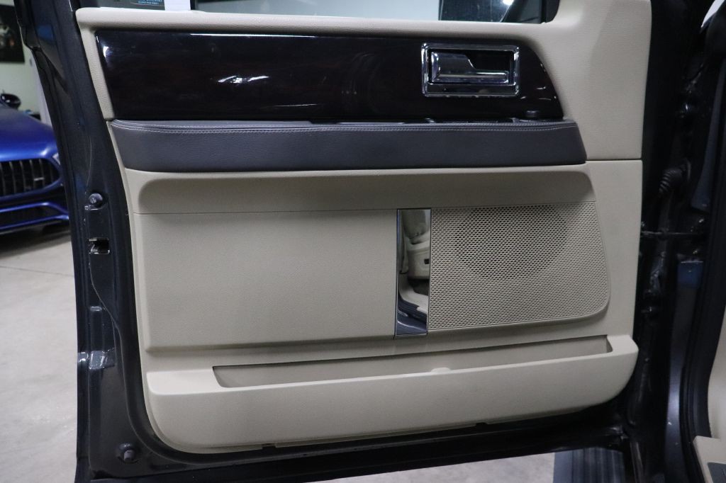 2017 Lincoln Navigator Image 9