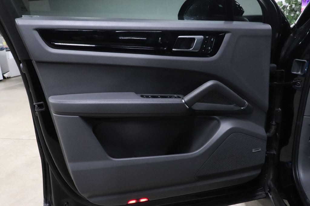 2022 Porsche Cayenne Image 9