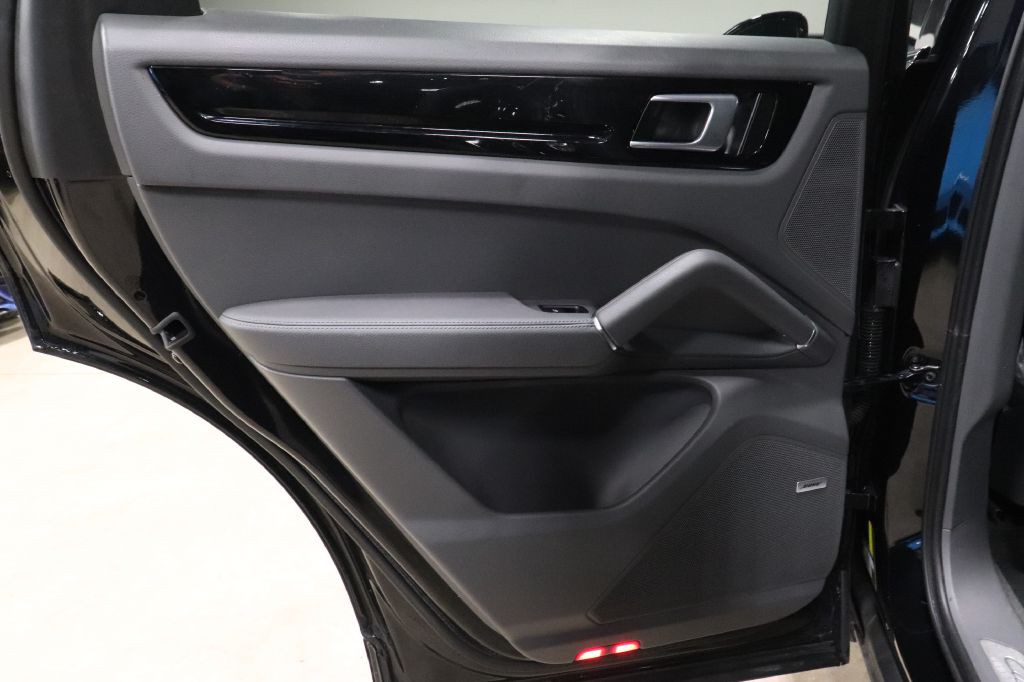 2022 Porsche Cayenne Image 13