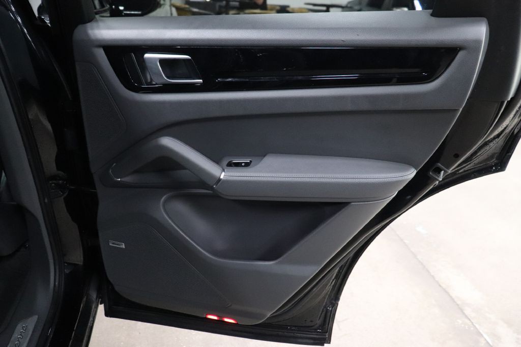 2022 Porsche Cayenne Image 18