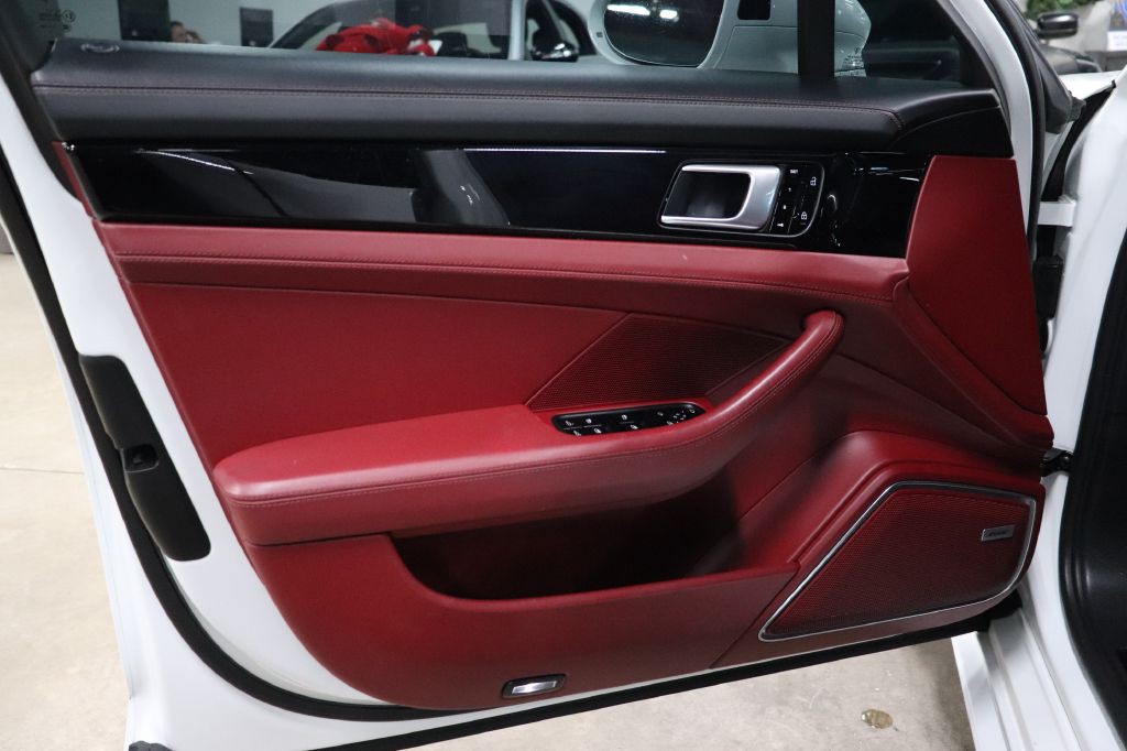 2019 Porsche Panamera Image 9