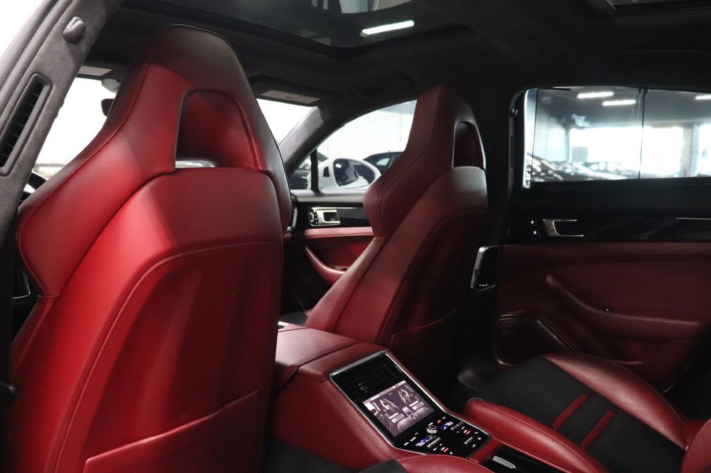 2019 Porsche Panamera Image 16