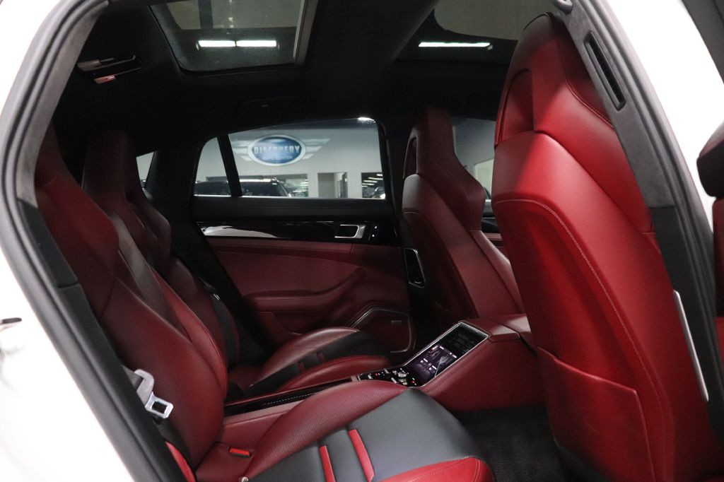 2019 Porsche Panamera Image 20