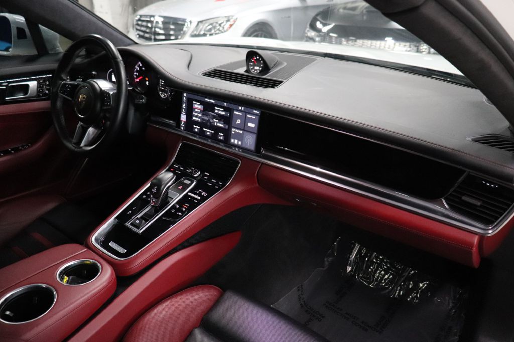2019 Porsche Panamera Image 26