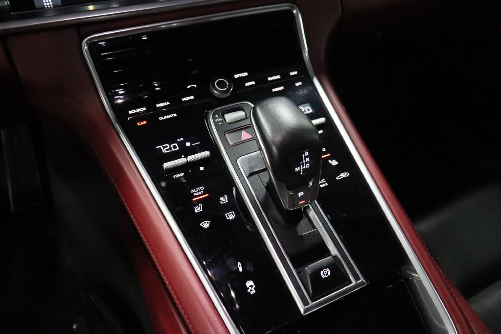 2019 Porsche Panamera Image 32