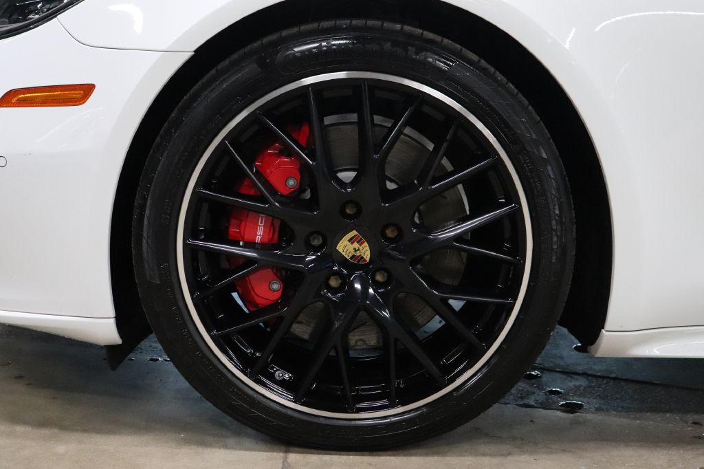 2019 Porsche Panamera Image 38