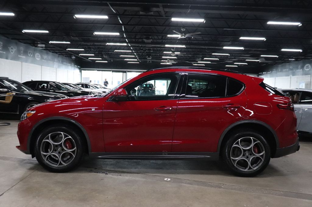 2022 Alfa Romeo Stelvio Image 2