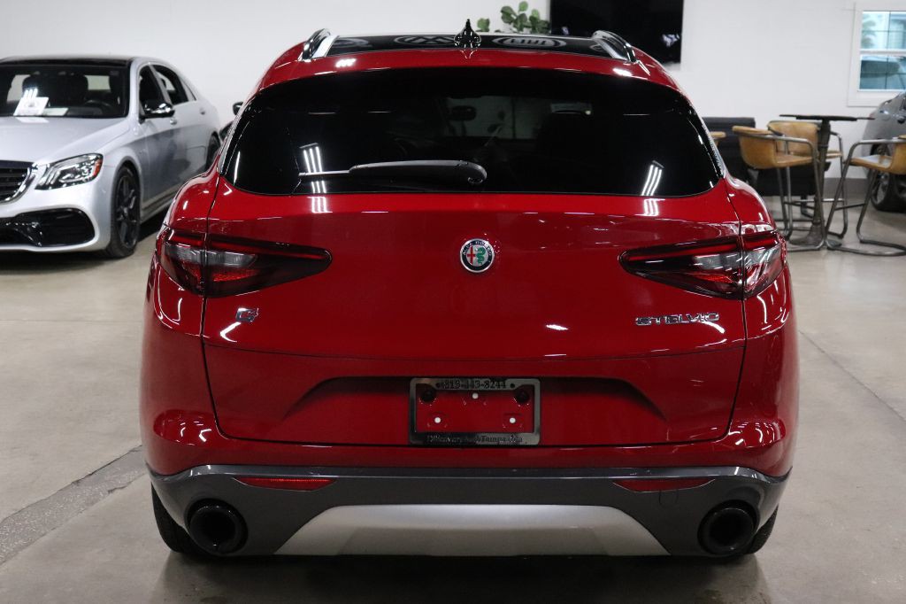 2022 Alfa Romeo Stelvio Image 4