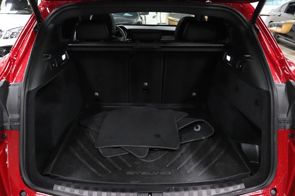 2022 Alfa Romeo Stelvio Image 5