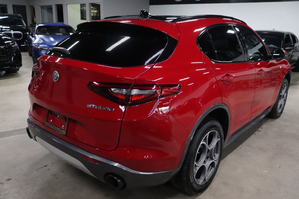 2022 Alfa Romeo Stelvio Image 6