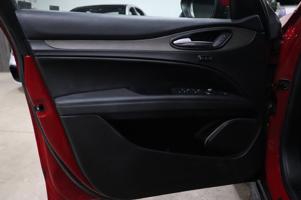2022 Alfa Romeo Stelvio Image 10