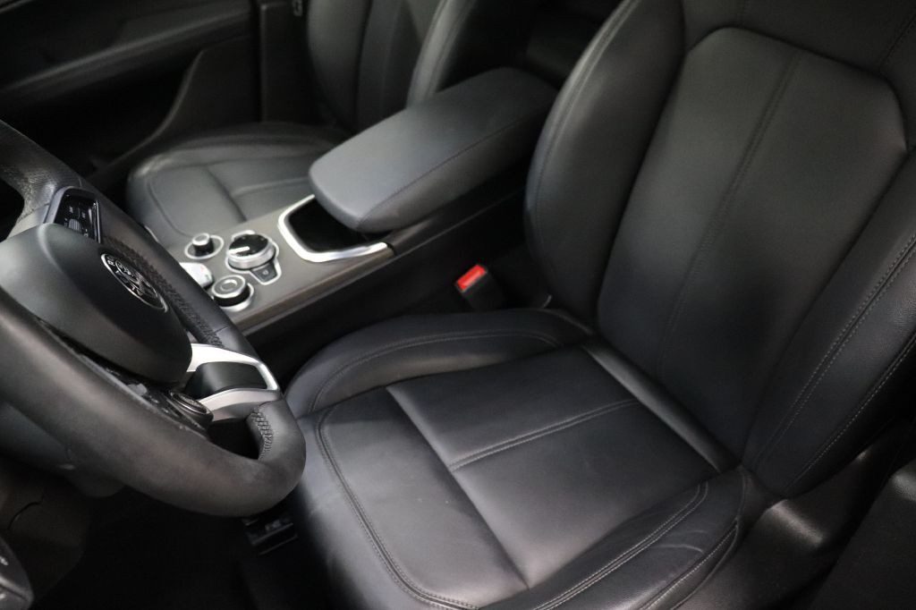 2022 Alfa Romeo Stelvio Image 13