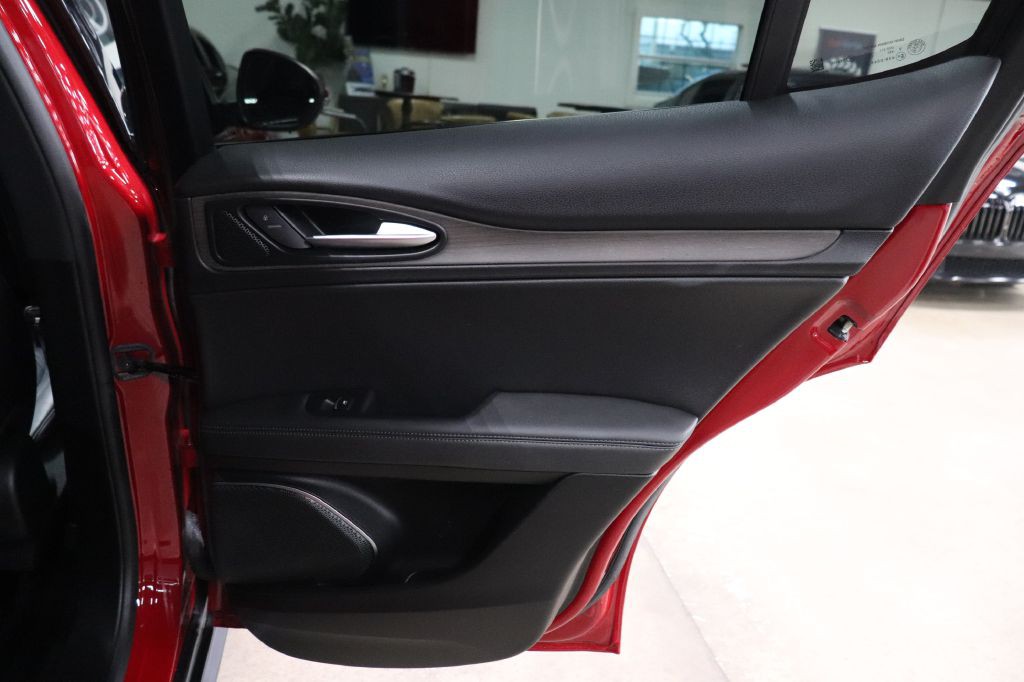 2022 Alfa Romeo Stelvio Image 19
