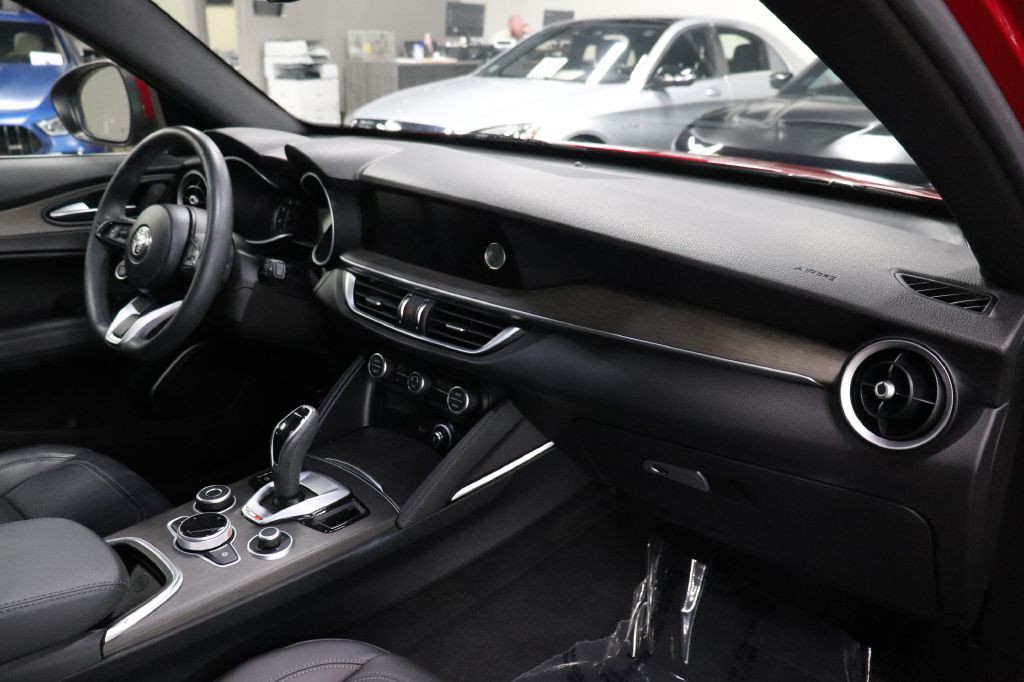 2022 Alfa Romeo Stelvio Image 26